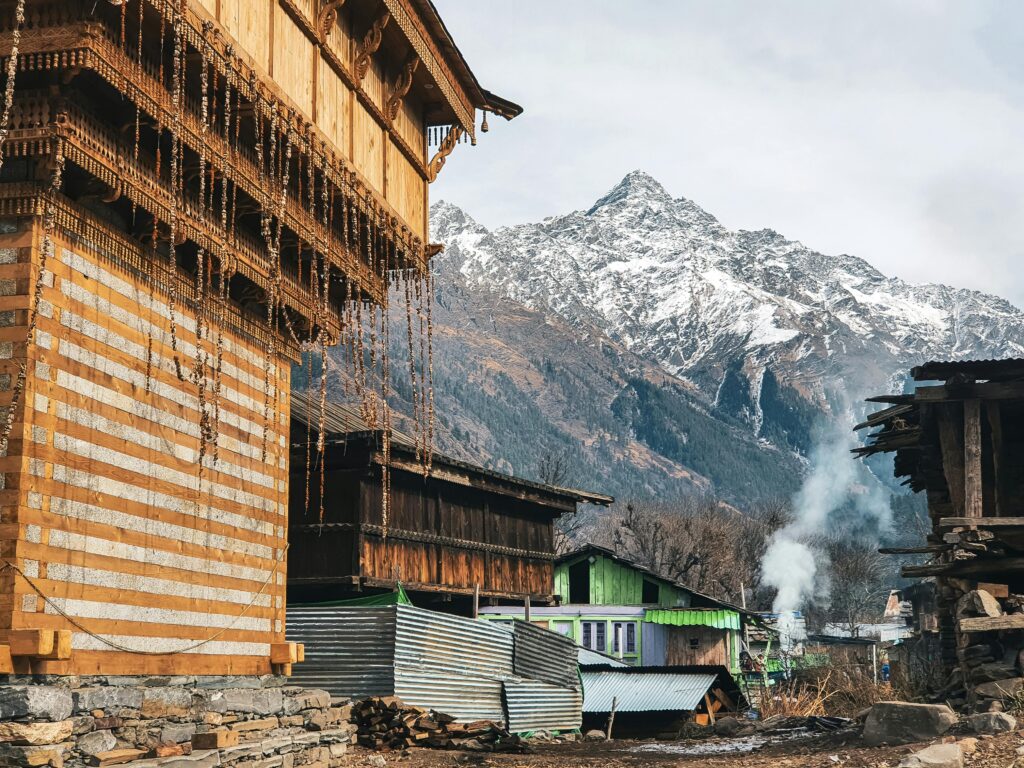 हिमाचल न्यूज़: कांग्रेस के छह बागियों समेत 11 विधायक बीजेपी शासित उत्तराखंड पहुंचे